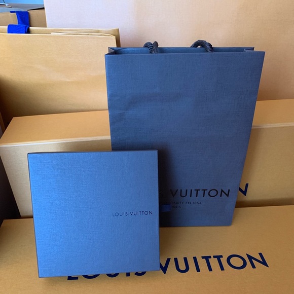Louis Vuitton belt box and shopping bag - Picture 2 of 2